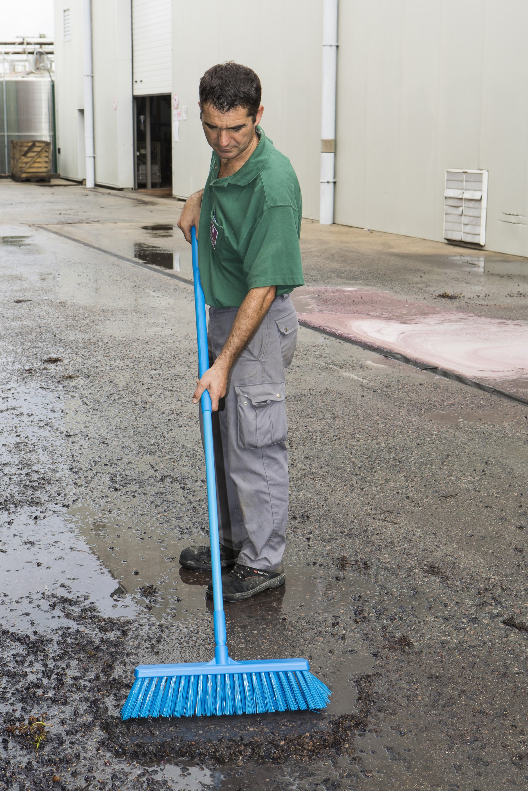 Vikan Bezem Hard 47cm 29206 Geel in-use-min